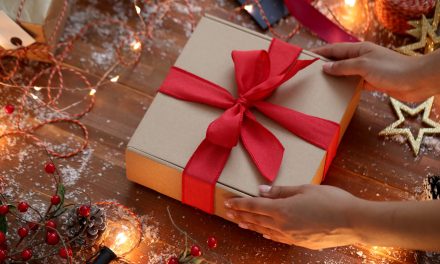 Moș Crăciun afectat de inflație: Românii alocă un buget cu 40% mai mic decât anul trecut pentru cadourile de sărbători