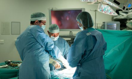 Pacient cu tulburare bipolară, operat și tratat cu succes de cancer de colon la spitalul Regina Maria din Brașov
